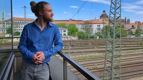 Der Fahrdienstleiter in Ausbildung blickt über die Bahngleise am Nürnberger Bahnhof.