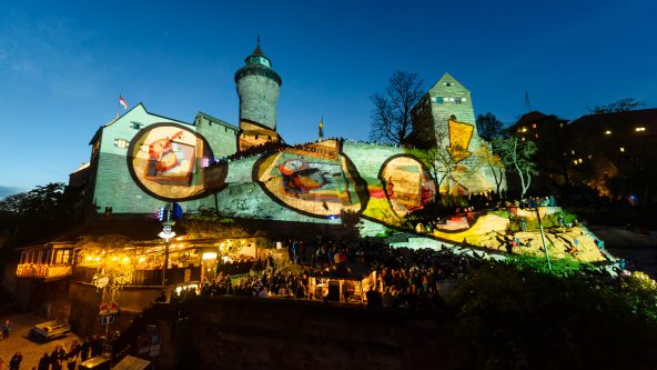 Die Nürnberger Burg wird bei der blauen Nacht beleuchtet.