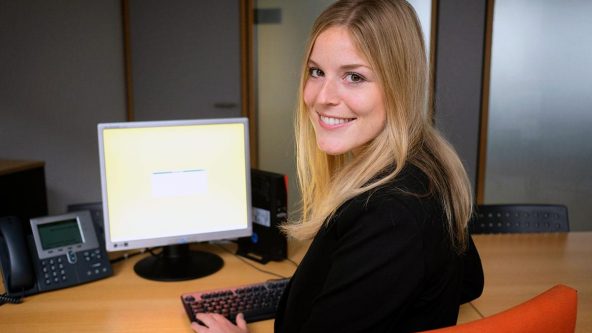 Studentin Sarah Stubbe an ihrem Arbeitsplatz vor einem PC-Bildschirm.