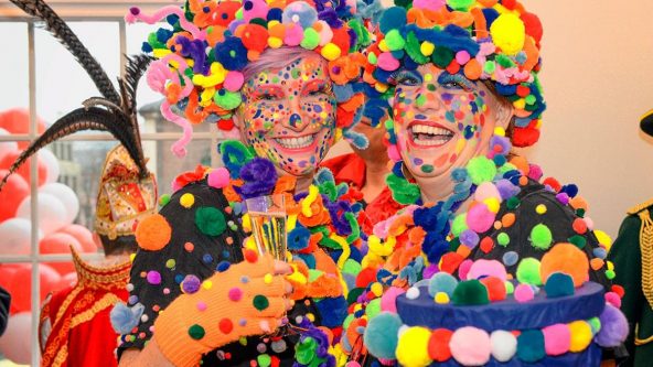 Zwei Frauen in Karnevalsverkleidung